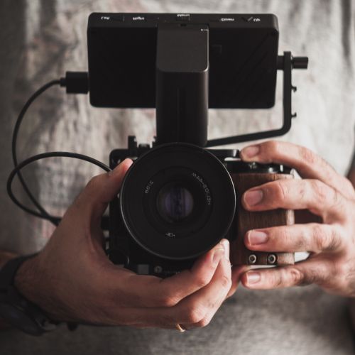 Photographe professionnel tenant une caméra en gros plan – équipement de qualité à La Malbaie