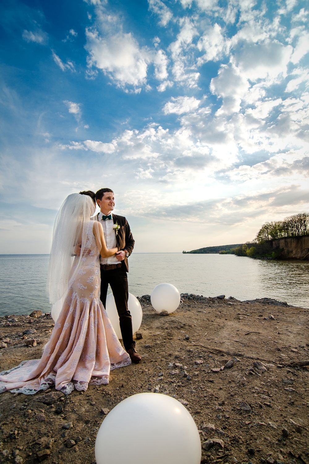 Séance photo de mariage romantique en extérieur à Rosemère, au bord de l’eau