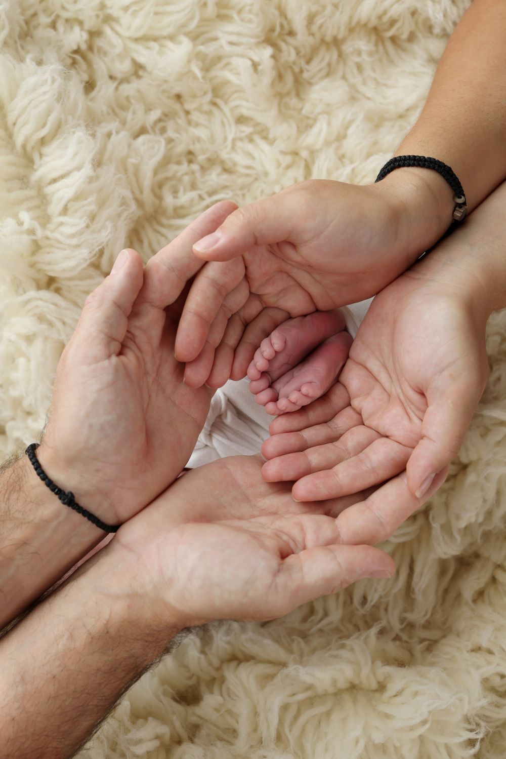 Séance photo nouveau-né et famille avec focus sur les mains et les pieds – photo tendre à Saint-Bruno-de-Montarville