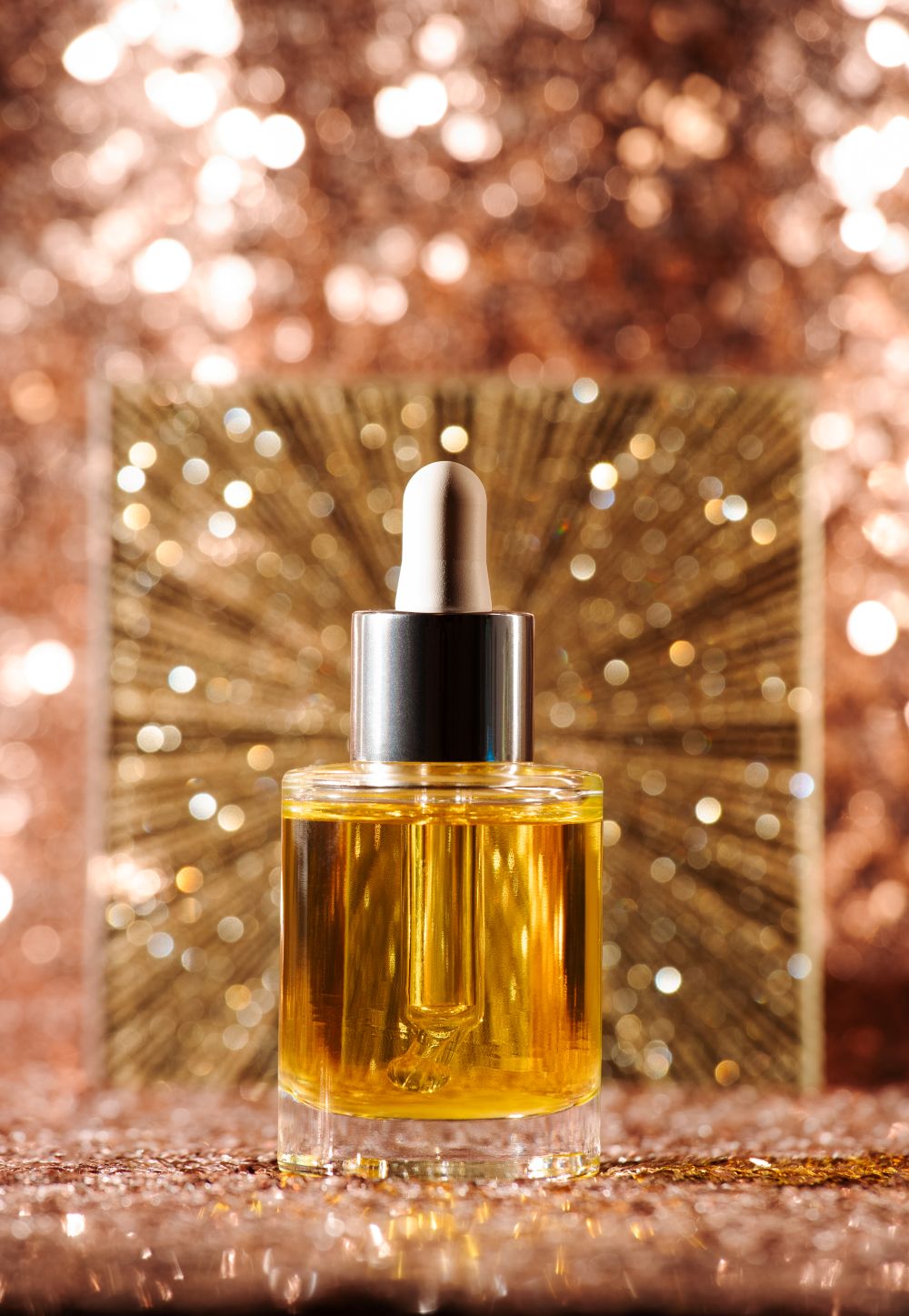 Photo produit d’un flacon cosmétique avec arrière-plan texturé scintillant – studio à Sainte-Sophie